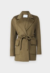 Abrigo de mezcla de lana de color verde oliva que presenta un cuello con muesca, cintura ceñida con cinturón y dos grandes bolsillos frontales. Tejido texturizado con un acabado suave.