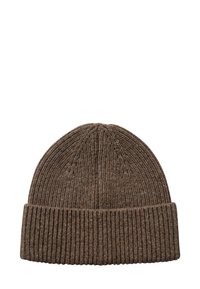 Brun ribbet strikket beanie-hat med opretstående kant. Blød tekstur med lodrette striber og en rund top.