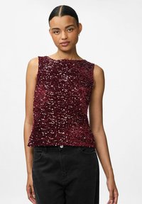 Top sans manches en sequins bourgogne avec un col rond, présentant une surface texturée et une silhouette ajustée, associé à un pantalon noir.