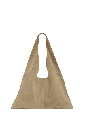 Sac hobo en daim taupe doux avec une large bandoulière, ouverture supérieure et coutures minimalistes à l'avant et sur les côtés.