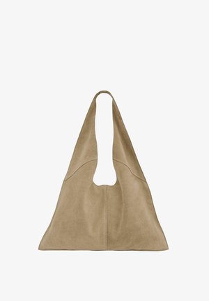 Sac hobo en daim taupe doux avec une large bandoulière, ouverture supérieure et coutures minimalistes à l'avant et sur les côtés.