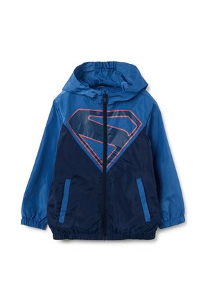 Chaqueta azul con cremallera y capucha, que presenta un gran logo de Superman en rojo y azul marino en el frontal, puños elásticos y bolsillos laterales.