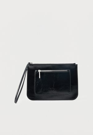 Schwarze Leder-Wristlet-Clutch mit vorderer Reißverschlusstasche und silbernem Reißverschlussanhänger auf einfachem hellem Hintergrund.