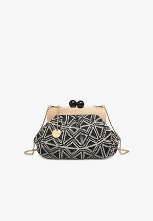 Zwart-witte clutch met geometrisch patroon, houten frame, zwarte ronde sluiting, gouden kettingriem en kleine gouden cirkelvormige hanger.