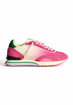Baskets de style rétro en daim rose et tissu crème avec détail talon vert et semelle crème à rayure verte, vue de côté.