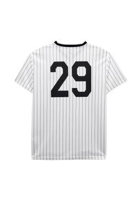 Jersey deportivo de manga corta blanca con finas rayas verticales negras y el gran número 29 en la parte de atrás.