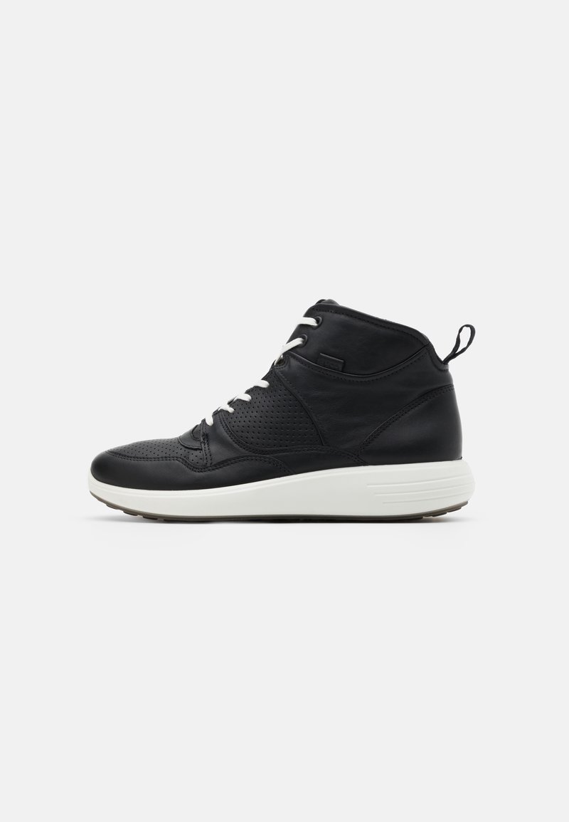 Baskets montantes noires avec lacets blancs et semelle blanche épaisse, avec des empiècements en cuir perforé et une languette au talon.