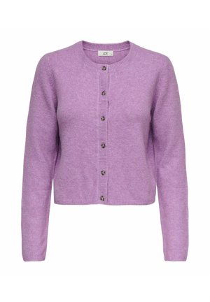 Lilla kardigan, mis on valmistatud pehmest materjalist, ümmarguse kaelusega, pikkade varrukatega, esise nupuga kinnitamisega ning ribadega äärtel.