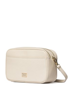 Rechthoekige creme lederen crossbodytas met twee ritssluitingvakken, gouden beslag en een verstelbare band.