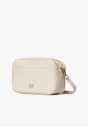 Sac bandoulière rectangulaire en cuir crème avec deux compartiments zippés, ferrures dorées et une bandoulière ajustable.