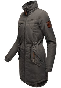 Chaqueta aislante gris con cuello alto, cintura ajustable con cordón, bolsillos con cremallera y detalles de cuero en las mangas y las cremalleras.