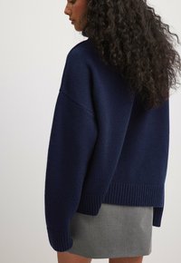 NA-KD ROLLKRAGEN AUS - Maglione - navy