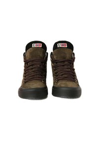 Sneaker alte in suede marrone con suole in gomma nera, lacci marroni e un colletto nero rigato con un piccolo dettaglio a forma di bandiera.