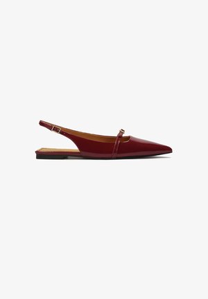 Punaiset patentoidut nahkakengät, joissa on kärki, kapea hihna päälle ja matala, tasapohjainen korko.