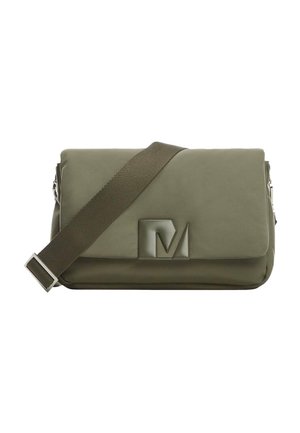 Sac bandoulière rectangulaire vert olive avec large sangle réglable et détail en relief de la lettre M sur le rabat avant.