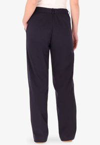 Pantaloni blu navy, con vestibilità larga, realizzati in tessuto leggero. Presentano una vita elastica e tasche laterali, con una texture liscia.