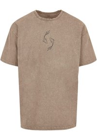 Brun bomulds T-shirt med afslappet pasform, der har rund hals og korte ærmer. Viser to fiskeomrids i midten.