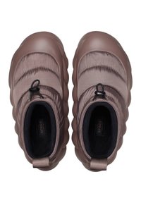 Een paar bruine instappuffy schoenen met verstelbaar elastisch koord en ronde zolen, gezien van bovenaf.