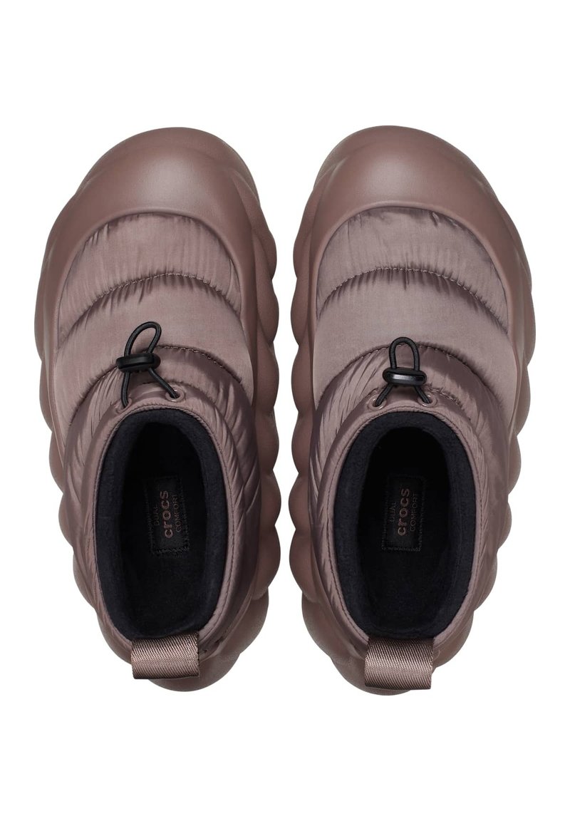 Para brązowych butów wsuwanych, puchowych, z regulowanym elastycznym sznurkiem i okrągłymi podeszwami, widocznych z góry.