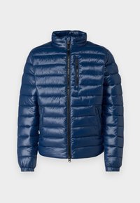 Marineblå dunjakke med vandret quiltet design, høj krave, lynlåslukning foran og en lynlåslomme på brystet. Glat, skinnende tekstur.