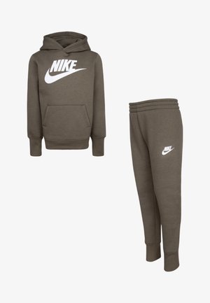 Olivgrüner Hoodie mit Fronttasche und weißem Nike-Logo. Passende, schmal geschnittene Jogginghose mit elastischem Bund und Logo auf dem Oberschenkel. Weiche Textur.
