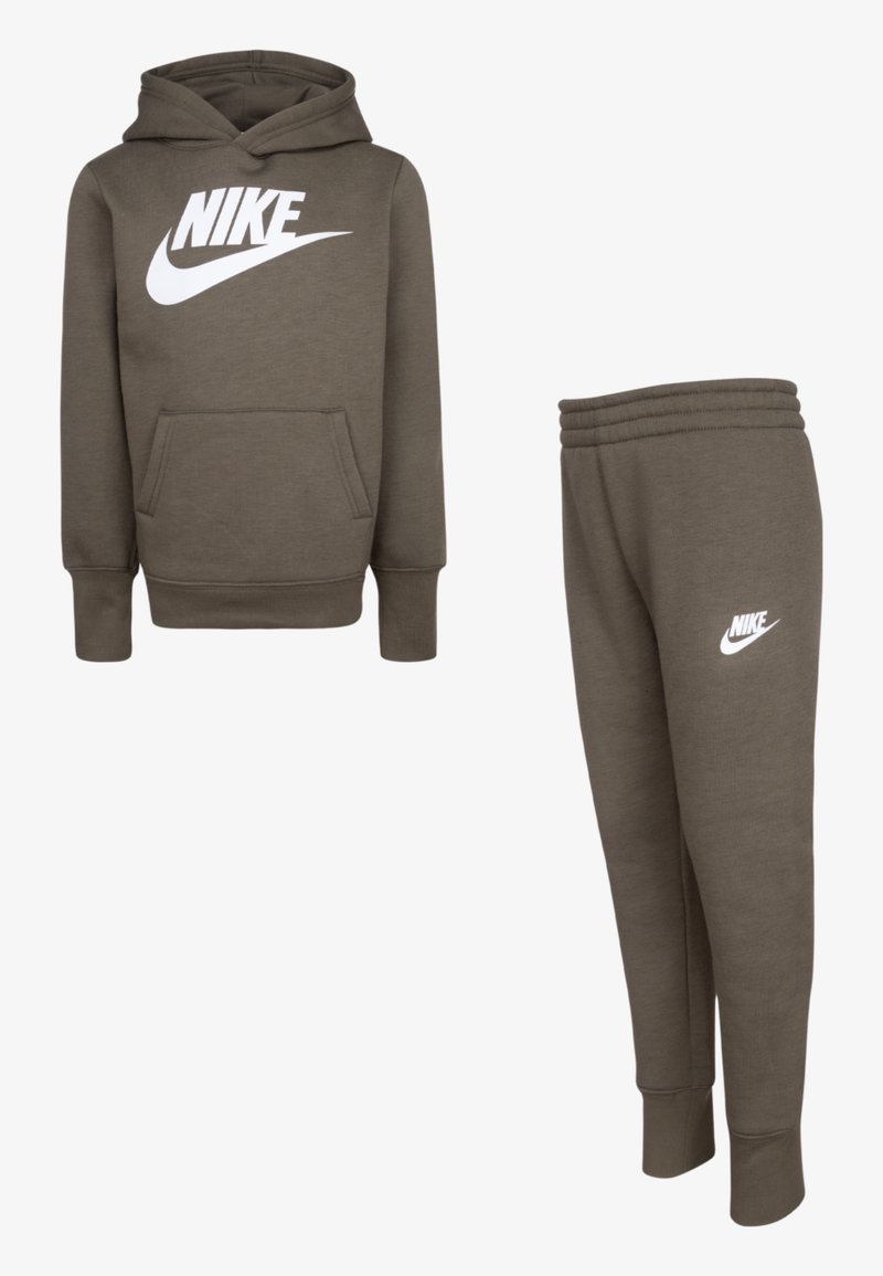 Hoodie vert olive avec poche avant et logo Nike blanc. Pantalons de sudation assortis avec taille élastique et logo sur la cuisse. Texture douce.