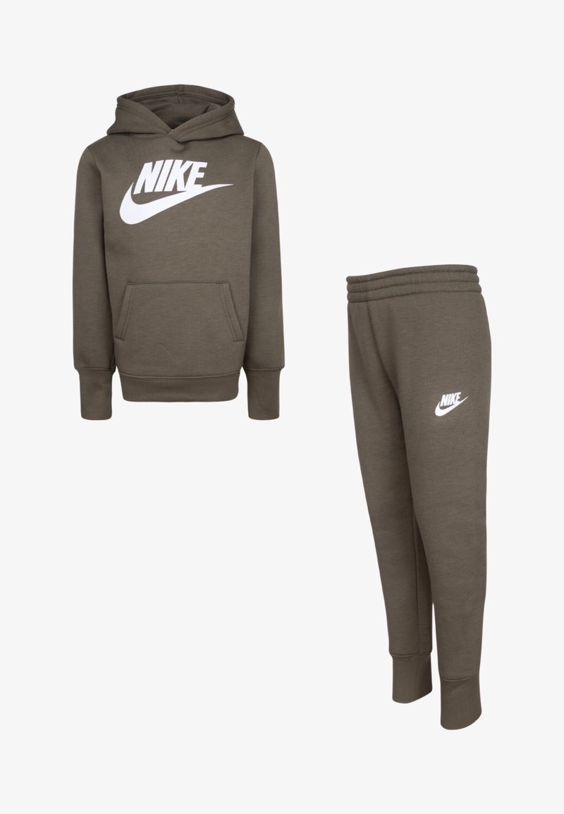 Hoodie verde-oliva com bolso frontal e logotipo Nike branco. Calças de moletom ajustadas a condizer, com cintura elástica e logotipo na coxa. Textura suave.