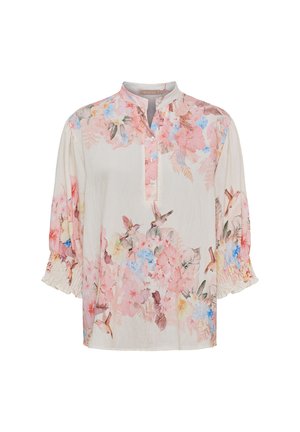 Kremfarvet bluse med pink og blå blomster- og kolibriprint, 3/4-ærmer med rynkede manchetter og en knaplukket krave.