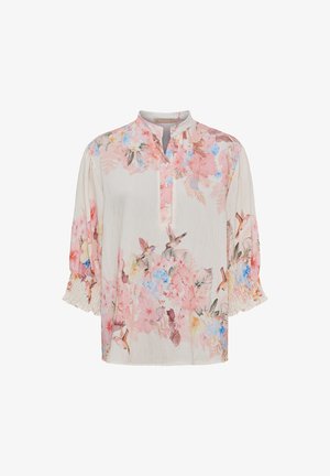 Kremfarvet bluse med pink og blå blomster- og kolibriprint, 3/4-ærmer med rynkede manchetter og en knaplukket krave.