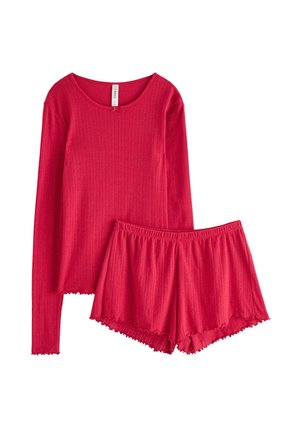 Rød ribbet langærmet top med rund halsudskæring parret med matchende røde shorts. Shortsene har en flæsekanter og elastisk talje.