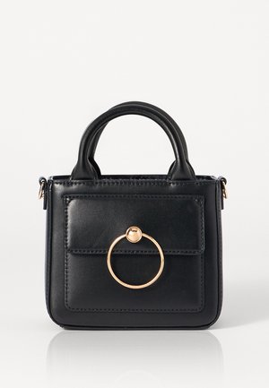 Bolso de cuero negro con asas redondeadas en la parte superior, un bolsillo frontal y un detalle de herrajes en tono dorado. Textura suave y forma compacta.
