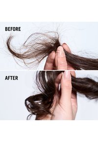 Bruin haar in twee delen; bovenaan zijn pluizige plukken te zien met het label "Voor", onderaan glad en gestyled haar met het label "Na". Heldere achtergrond.