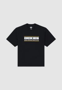 Schwarzes Baumwoll-T-Shirt mit Rundhalsausschnitt. Auf der Vorderseite steht in fetten weißen und gelben Buchstaben: „DICKIES, Qualitätsarbeitskleidung für das Leben gemacht.“ Kurzärmlig.