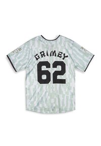 Jersey de malla con patrón de camuflaje verde, con el texto negro "GRIMEY" y el número "62" en la parte posterior; cuenta con un cuello ribeteado negro y mangas cortas.