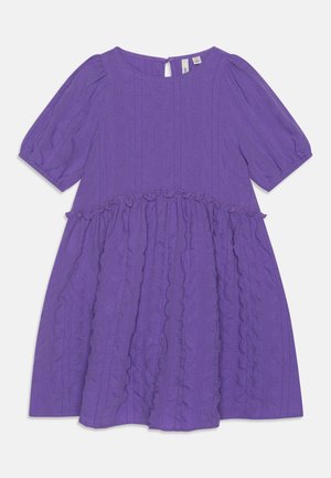 Robe courte texturée violette à manches courtes avec détail volant à la taille, col rond et fermeture par bouton au dos.