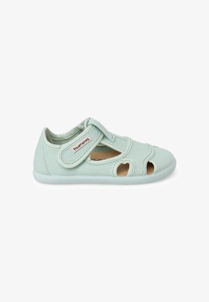 Lysegrøn toddler sandal med justerbar velcrolukning, åben tå og sidelommer, blødt stofoverdel og fleksibel sål.