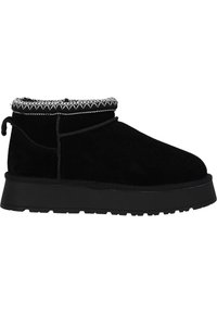 Stivaletti neri in suede con polsino testurizzato caratterizzato da cuciture bianche a zigzag, suola nera robusta e un anello posteriore per una facile calzata.