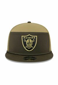 Olivgrüne und khakifarbene Snapback-Cap mit einem schwarzen und goldenen Raiders-Logo, flachem Schirm und strukturiertem Stoff mit kontrastierenden Farbpaneelen.