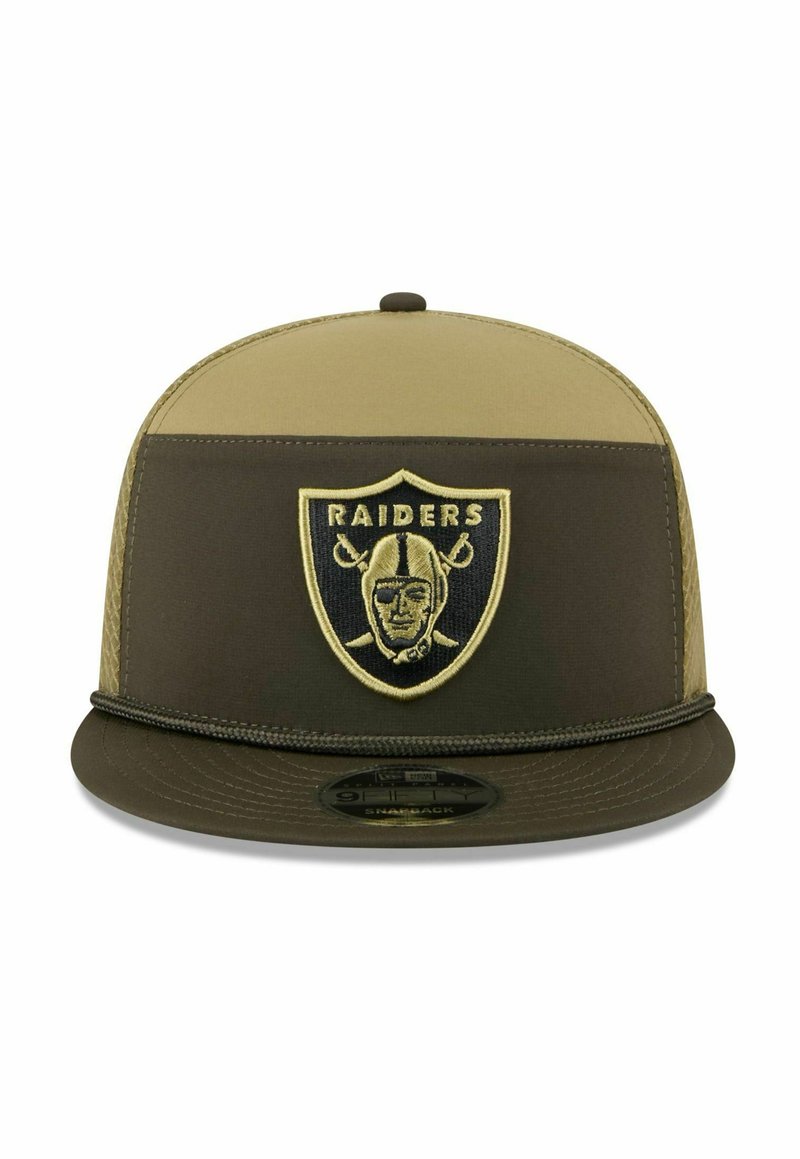 Olivgrüne und khakifarbene Snapback-Cap mit einem schwarzen und goldenen Raiders-Logo, flachem Schirm und strukturiertem Stoff mit kontrastierenden Farbpaneelen.