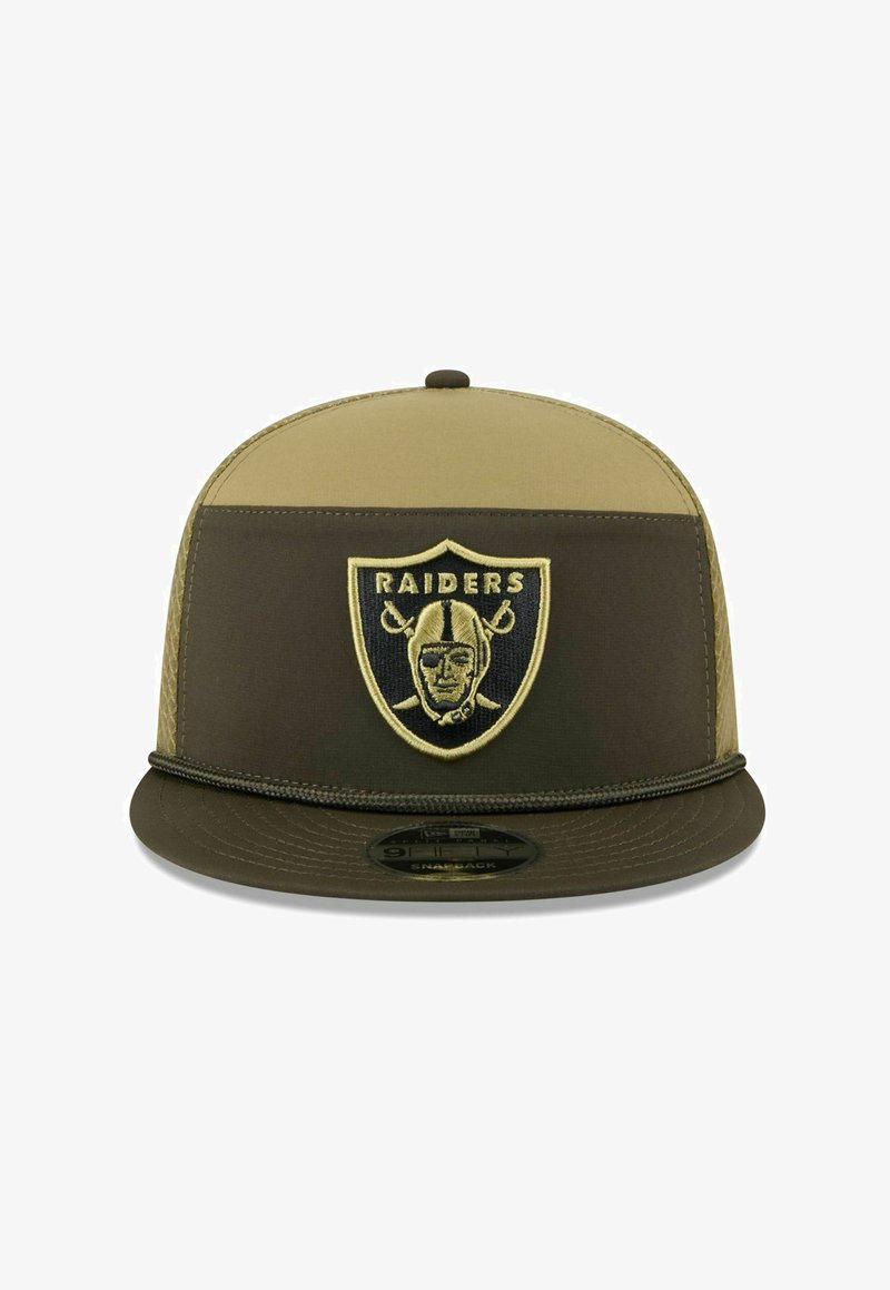 Olivgrüne und khakifarbene Snapback-Cap mit einem schwarzen und goldenen Raiders-Logo, flachem Schirm und strukturiertem Stoff mit kontrastierenden Farbpaneelen.