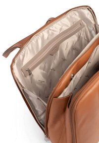 Borsa in pelle tan con chiusura a zip, dotata di un interno liscio con tasca a zip e scomparti organizzativi. Il tessuto interno è a fantasia.