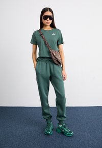 Nike Sportswear PANT - Treningo apatinė dalis - vintage green/sail