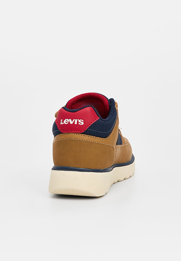 Baskets Levi's marron et marine avec un col rembourré rouge et une semelle blanche, vue de dos sur fond blanc.
