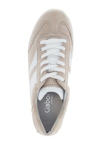 Beige suède sneakers met witte leren accenten, ronde neus en platte veters. Het interieur heeft een gevoerde inlegzool en het merklogo.