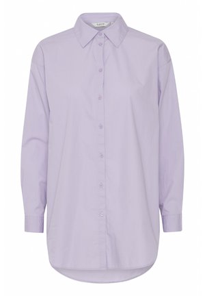 Camicia button-up lavanda con colletto classico, maniche lunghe e orlo curvo. Realizzata in un tessuto morbido con una vestibilità comoda.