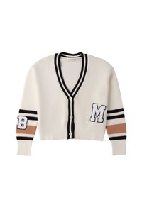 Weißer gerippter Cardigan mit schwarzem V-Ausschnitt und Knopfverschluss. Mit großen gestickten Buchstaben "M" und "B" an den Ärmeln, verziert mit gestreiften Akzenten in Braun.