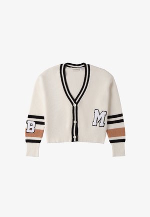 Weißer gerippter Cardigan mit schwarzem V-Ausschnitt und Knopfverschluss. Mit großen gestickten Buchstaben "M" und "B" an den Ärmeln, verziert mit gestreiften Akzenten in Braun.