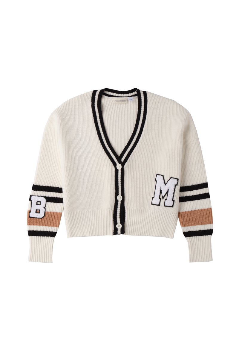 Weißer gerippter Cardigan mit schwarzem V-Ausschnitt und Knopfverschluss. Mit großen gestickten Buchstaben "M" und "B" an den Ärmeln, verziert mit gestreiften Akzenten in Braun.