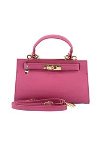 Sac à main en cuir rose au design structuré, quincaillerie dorée, poignée supérieure et bandoulière amovible. Comprend une petite étiquette avec le drapeau italien.