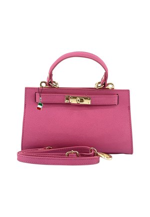 Rosa Lederhandtasche mit strukturiertem Design, Hardware in Goldtönen, einem oberen Griff und einem abnehmbaren Schultergurt. Enthält einen kleinen Anhänger mit italienischer Flagge.